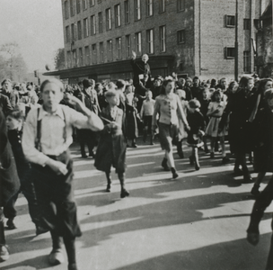 876805 Afbeelding van een grote groep Wijk C-bewoners tijdens een spontaan georganiseerde feestelijke optocht ter ...